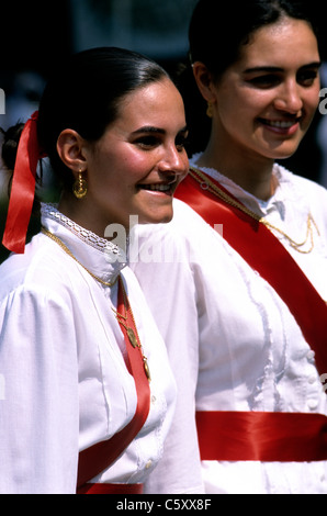 La Festa Dos Tabuleiros, un festival qui a lieu tous les quatre ans dans et autour de la rue de Tomar dans le centre du Portugal. Banque D'Images