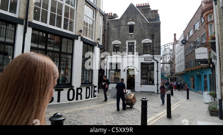 Les piétons sur les rues pavées street walking passé 55DSL boutique sur Newburgh Street et Foubert lieu près de Carnaby Street London Banque D'Images