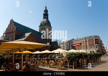 Terrasses et cafés, Vieille Ville, Riga, Lettonie Banque D'Images