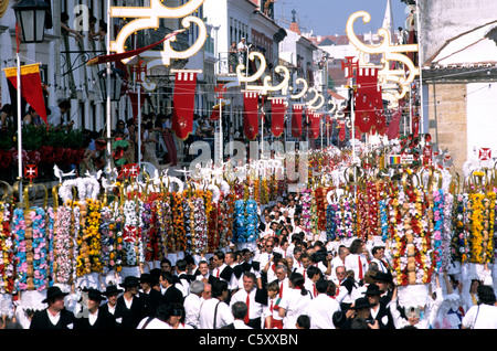 La Festa Dos Tabuleiros, un festival qui a lieu tous les quatre ans dans et autour de la rue de Tomar dans le centre du Portugal. Banque D'Images