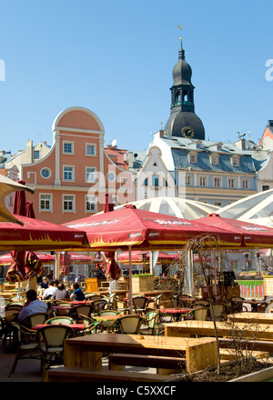 Terrasses et cafés, Vieille Ville, Riga, Lettonie Banque D'Images