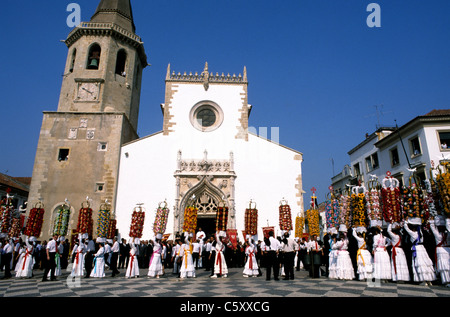 La Festa Dos Tabuleiros, un festival qui a lieu tous les quatre ans dans et autour de la rue de Tomar dans le centre du Portugal. Banque D'Images