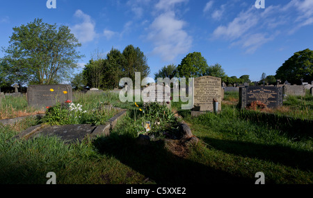 La tombe du poète américain Slyvia Plath dans le cimetière de l'église paroissiale de Heptonstall, St Thomas l'Apôtre. Banque D'Images