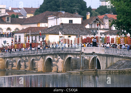 La Festa Dos Tabuleiros, un festival qui a lieu tous les quatre ans dans et autour de la rue de Tomar dans le centre du Portugal. Banque D'Images