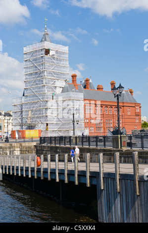 Jetée victorienne historique bâtiment de tête enveloppée dans du plastique et des échafaudages en cours de rénovation Cardiff Bay South Wales UK Banque D'Images