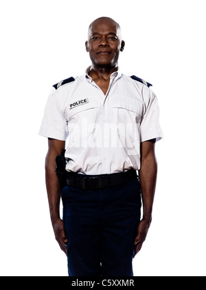 Portrait d'un officier de police Américain afro smart en uniforme debout en studio sur fond isolé blanc Banque D'Images