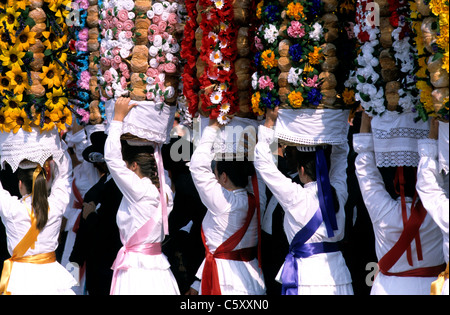 La Festa Dos Tabuleiros, un festival qui a lieu tous les quatre ans dans et autour de la rue de Tomar dans le centre du Portugal. Banque D'Images