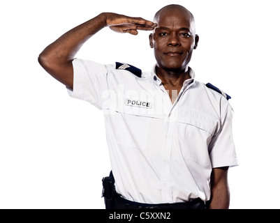 Portrait d'un policier afro-américain saluant en studio sur fond isolé blanc Banque D'Images