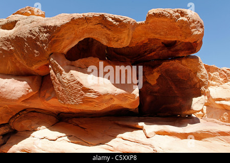 Les roches érodées dans le canyon coloré sur la péninsule du Sinaï en Égypte. . Banque D'Images