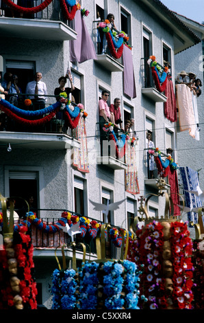 La Festa Dos Tabuleiros, un festival qui a lieu tous les quatre ans dans et autour de la rue de Tomar dans le centre du Portugal. Banque D'Images