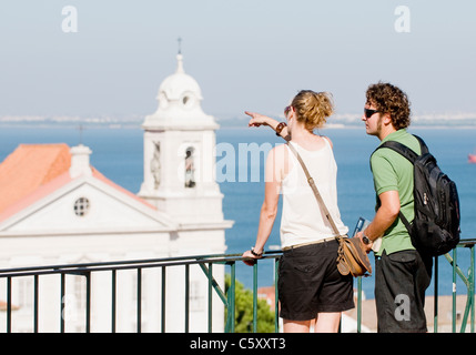 Un mâle et femelle'admirant les vues et l'église de São Miguel de Largo das Portas do Sol dans Alfama, Lisbonne. Banque D'Images