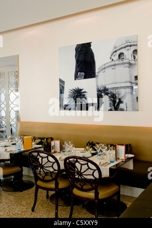 Intérieur du restaurant Flores, situé au rez-de-chaussée de l'Hôtel Bairro Alto à Lisbonne, Portugal Banque D'Images