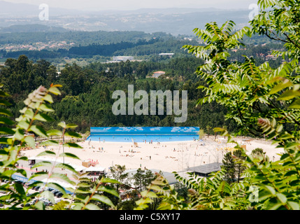 La plage artificielle, connu sous le nom de 'Vivre' la plage à Mangualde, dans l'intérieur du nord du Portugal, Banque D'Images