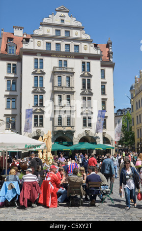 Les gens boire et manger au restaurant sur Platzl, Munich, Allemagne Banque D'Images