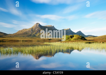 Ben loyal et Lochan Hakel, près de langue, Sutherland, Highland, Scotland, UK. Banque D'Images