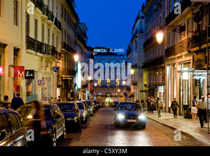 Rua Garrett à Lisbonne dans le quartier de Chiado au crépuscule Banque D'Images