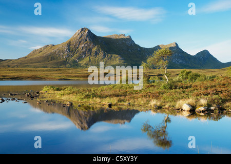 Ben loyal et Lochan Hakel, près de langue, Sutherland, Highland, Scotland, UK. Banque D'Images