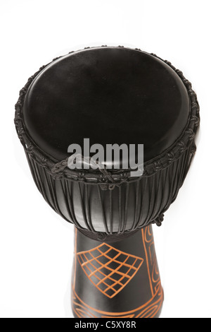 Un noir djembe conga drum isolé sur un fond blanc. Banque D'Images