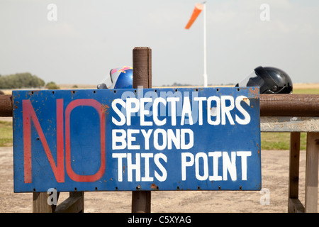 Pas de spectateurs au-delà de ce point panneau d'avertissement à l'aérodrome de Skydive Langar Nottingham Nottinghamshire England UK Banque D'Images