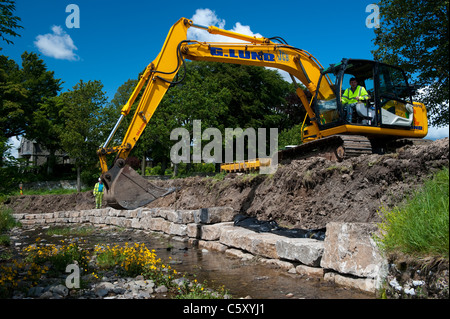 L'amélioration de River Bank sur le marché pour aider à prévenir les inondations. Banque D'Images