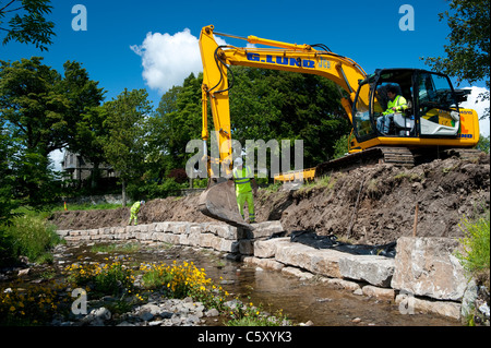 L'amélioration de River Bank sur le marché pour aider à prévenir les inondations. Banque D'Images