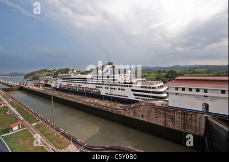Navire est en provenance du canal de Panama à Miraflores Banque D'Images