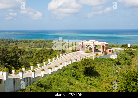 Route d'entrée au complexe et donnant sur la mer des Caraïbes sur l'île de Roatan, au Honduras Banque D'Images