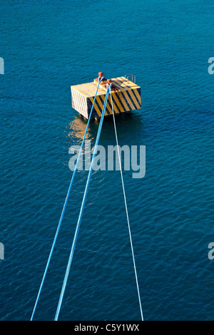 Bloc d'amarrage avec des lignes de bateau au port de Roatan près de Coxen Hole sur l'île de Roatan, au Honduras Banque D'Images