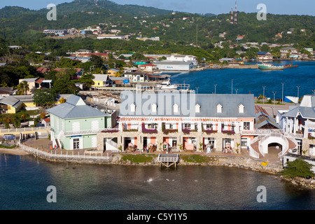 Centre-ville, port de croisière et boutiques à Coxen Hole sur l'île de Roatan, au Honduras Banque D'Images