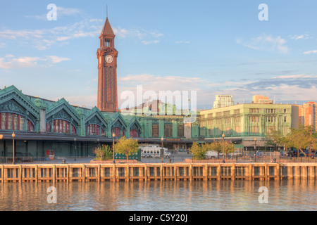 L'Erie Lackawanna Terminal et tour de l'horloge indiquant le parking et l'entrée de la salle d'attente à Hoboken, New Jersey. Banque D'Images