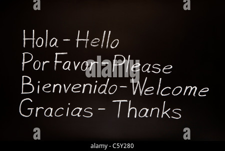 Tableau noir avec des mots espagnols et leurs traductions en anglais. Banque D'Images