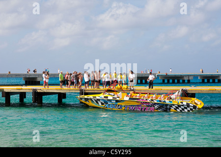 Les passagers des navires de croisière se préparer pour un Twister Aqua Jet excursion en bateau à quai à Cozumel, Mexique dans la mer des Caraïbes Banque D'Images