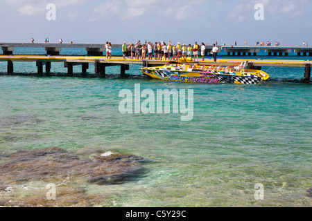 Les passagers des navires de croisière se préparer pour un Twister Aqua Jet excursion en bateau à quai à Cozumel, Mexique dans la mer des Caraïbes Banque D'Images