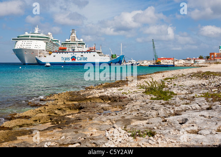Transcaribe location bateau amarré en face de navires de croisière au port de Cozumel, Mexique dans la mer des Caraïbes Banque D'Images