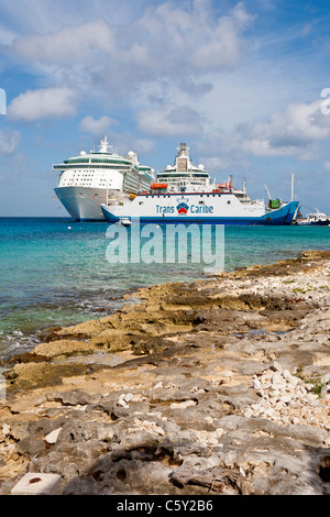 Transcaribe location bateau amarré en face de navires de croisière au port de Cozumel, Mexique dans la mer des Caraïbes Banque D'Images