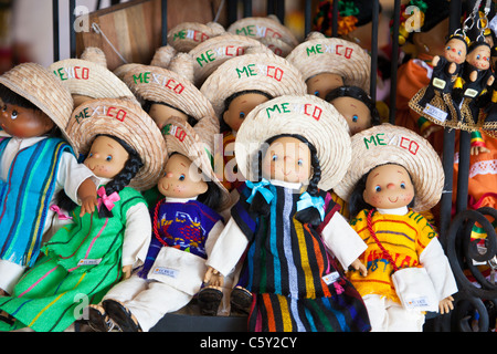 Poupées avec mot Mexique sur chapeau de paille à vendre dans la boutique touristique à Cozumel, Mexique dans la mer des Caraïbes Banque D'Images