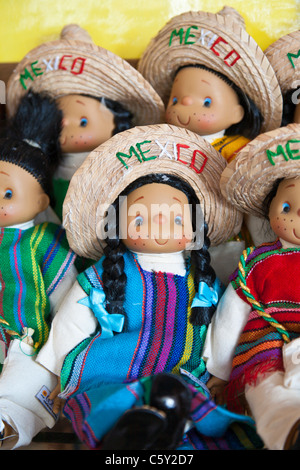 Poupées avec mot Mexique sur chapeau de paille à vendre dans la boutique touristique à Cozumel, Mexique dans la mer des Caraïbes Banque D'Images