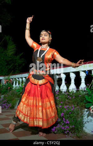 Une danse Bharata Natyam Devadasis une danse classique indienne Thanjavur Tamil Nadu Inde du Sud Banque D'Images