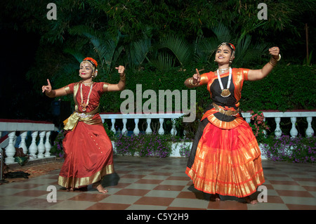 Deux Devadasis Bharata Natyam danse une danse classique indienne Thanjavur Tamil Nadu Inde du Sud Banque D'Images