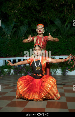 Deux Devadasis Bharata Natyam danse une danse classique indienne Thanjavur Tamil Nadu Inde du Sud Banque D'Images