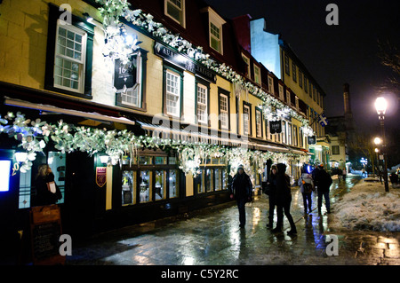 Auberge du Trésor décorations de Noël Québec ville Canada // QUÉBEC VILLE, Canada — L'Auberge du Trésor historique, illuminée de décorations de Noël, se dresse dans la haute-ville de Québec. Situé à quelques pas du Château Frontenac, ce bâtiment patrimonial date de la période coloniale française et fonctionne comme un boutique hôtel et restaurant. La propriété historique contribue au patrimoine mondial de l'UNESCO du Vieux-Québec avec son architecture coloniale préservée. Banque D'Images