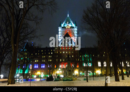 QUÉBEC, Canada — le célèbre ancien hôtel Fairmont Château Frontenac sur le promontoire rocheux de Québec surplombant le fleuve Saint-Laurent. Banque D'Images