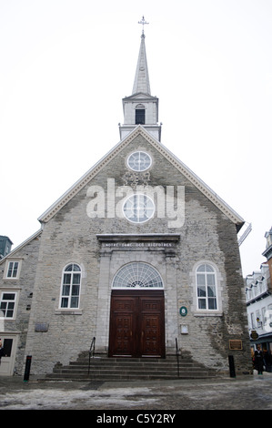 QUÉBEC, Canada — Eglise notre-Dame-des-victoires est une petite église catholique romaine en pierre située dans la basse ville de Québec. La construction a commencé en 1687 et a été achevée en 1723. L'église a été en grande partie détruite par le bombardement britannique qui a précédé la bataille des plaines d'Abraham en septembre 1759. Une restauration complète de l'église a été achevée en 1816. L'église, qui a été classée monument historique en 1929, reste une attraction touristique populaire dans la ville, ainsi qu'un lieu de culte. Il a subi une restauration extensive au cours des dernières décennies, pour restaurer son côlon Banque D'Images