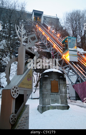 QUÉBEC, Canada — le funiculaire de la rue du petit-Champlain à Québec. Le chemin de fer incliné historique relie la ville basse à la ville haute, offrant une vue panoramique sur le charmant quartier. La rue du petit-Champlain est connue pour ses boutiques pittoresques et ses rues pavées. Banque D'Images