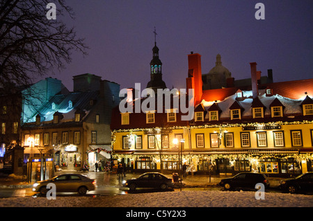 Restaurant Auberge du Tresor 1640 Rue du Tresor Vieux-Québec nuit d'hiver Québec ville Canada // QUÉBEC, Canada — L'historique Auberge du Trésor et Restaurant 1640 illuminent une soirée hivernale enneigée sur la rue du Trésor dans le Vieux-Québec. Ces édifices patrimoniaux, qui font partie du quartier du patrimoine mondial de l'UNESCO à Québec, remontent à la période coloniale française. Situés près du Château Frontenac, ces établissements préservent le caractère historique de l'une des plus anciennes villes d'Amérique du Nord. Banque D'Images