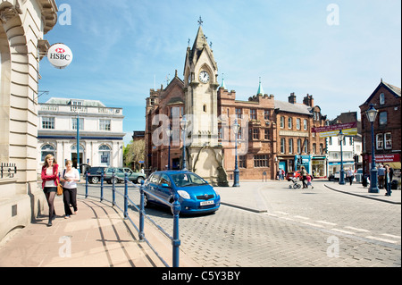 Penrith, Cumbria, Angleterre. Tour de l'horloge victorienne dans la place du marché, centre de la prospère marché régional ville de Penrith Banque D'Images