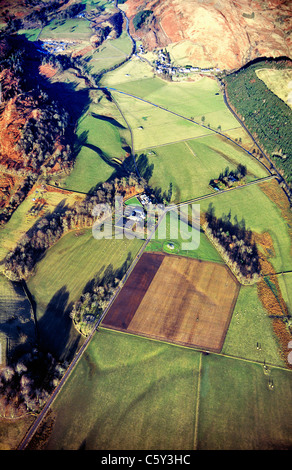 Vue aérienne nord sur la vallée de Kilmartin, près de Crinan, Argyll, Scotland, montrant de nombreux sites archéologiques préhistoriques Banque D'Images