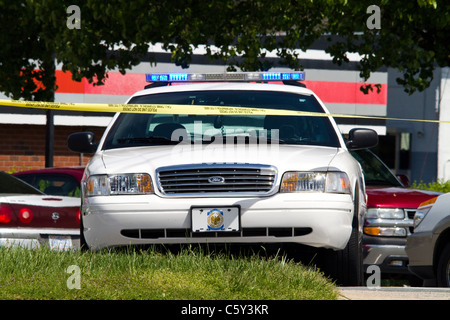 Voiture de police avec bande de scène de crime Banque D'Images