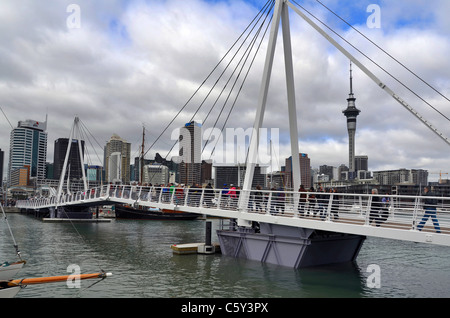 Traversée de Wynyard pont piétonnier, Auckland New Zealand Banque D'Images