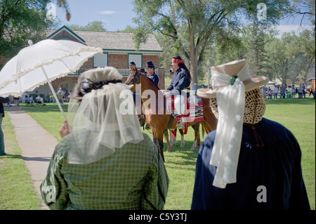 Mesdames habillés en costume pionnier watch l'examen à Fort Stanton Vivre, Lincoln County, Nouveau Mexique. Banque D'Images